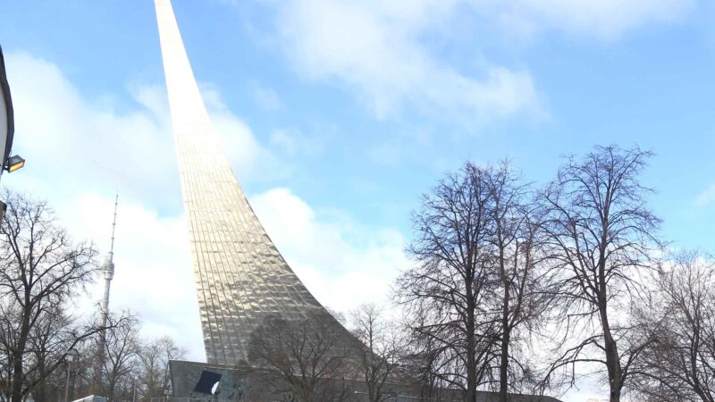 Ispod monumentalnog spomenika koji se uzdiže ka nebu, u srcu Moskve, krije se svet kosmičkih snova. Spomenik simbolizuje težnju čovečanstva da dotakne zvezde, dok Aleja kosmonauta podseća na pionire svemirskih letova.