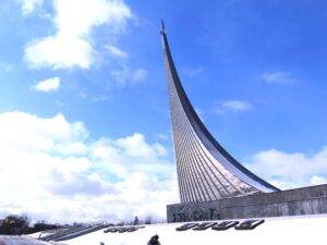 Ispod monumentalnog spomenika koji se uzdiže ka nebu, u srcu Moskve, krije se svet kosmičkih snova. Spomenik simbolizuje težnju čovečanstva da dotakne zvezde, dok Aleja kosmonauta podseća na pionire svemirskih letova.