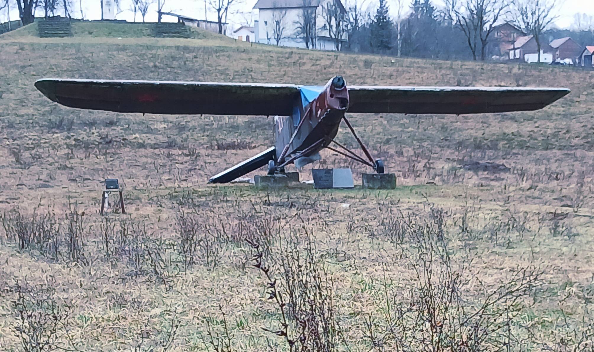 Od Titovih govora do Ninine staze: Naša posla  i  maketa aviona