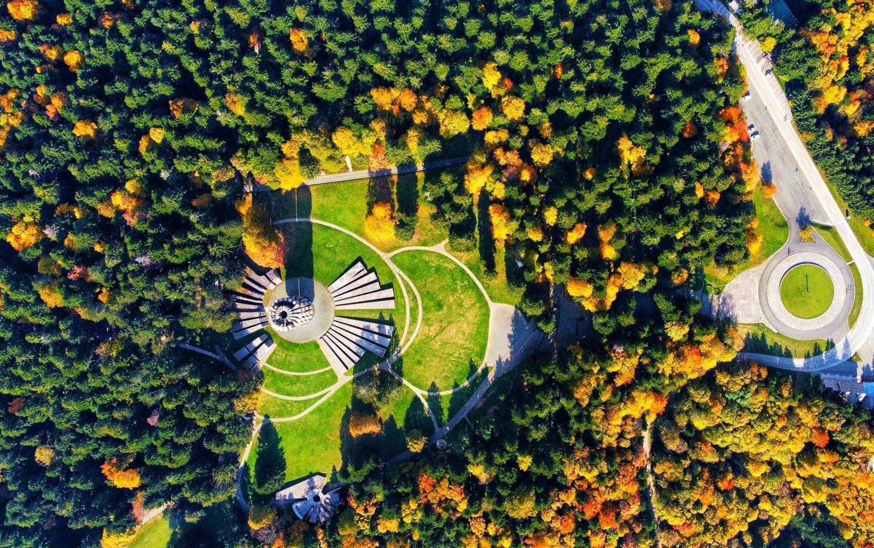 Ko menja imena gradova — i zašto to nikada nije samo administrativna odluka. Svedočanstvo o sednici, ratu i imenu koje nije nastalo iz mita, nego iz krvi.