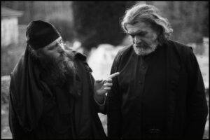 СВЕТЛОСТ КОЈА ПЕРЕ СТРАХ: СУСРЕТ СА БОГОМ ЖИВИМ У ДАНУ ТЕШКОМ КАО КРСТ