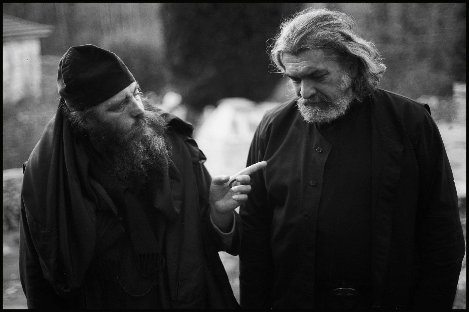 СВЕТЛОСТ КОЈА ПЕРЕ СТРАХ: СУСРЕТ СА БОГОМ ЖИВИМ У ДАНУ ТЕШКОМ КАО КРСТ