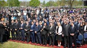 Tekst pod naslovom „DONJA GRADINA ĆUTI, A MI STATIRAMO”, čiji je autor Zoran M. Kos, možete pronaći na zvaničnom sajtu Večernjih novosti (izdanje za Republiku Srpsku)