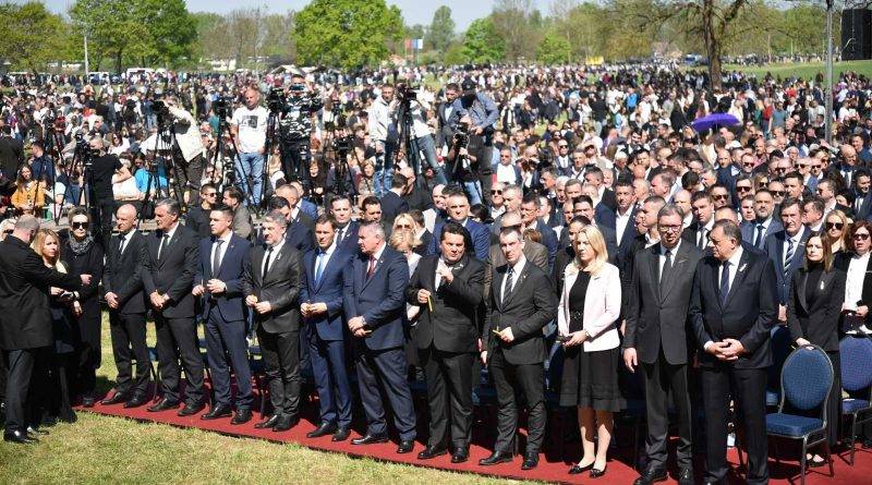 Tekst pod naslovom „DONJA GRADINA ĆUTI, A MI STATIRAMO”, čiji je autor Zoran M. Kos, možete pronaći na zvaničnom sajtu Večernjih novosti (izdanje za Republiku Srpsku)