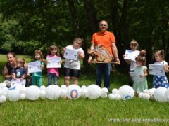 Djeca sa diplomama i urednik. Moštanica 9.6.2019. godine.<br>Photo by Samir Gaši Djeca sa diplomama i urednik. Moštanica 9.6.2019. godine