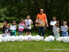 Djeca sa diplomama i urednik. Moštanica 9.6.2019. godine.<br>Photo by Samir Gaši Djeca sa diplomama i urednik. Moštanica 9.6.2019. godine